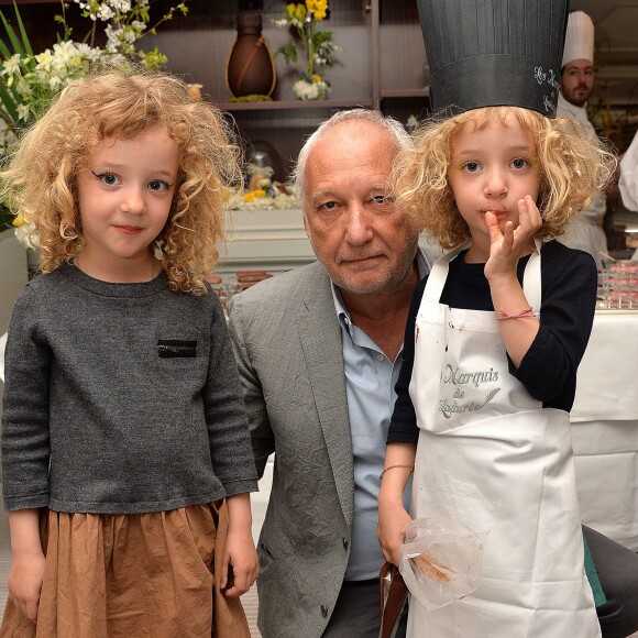 Exclusif - François Berléand avec ses jumelles, Adèle et Lucie, lors d'un goûter de Pâques Tout Chocolat à l'Hôtel de Vendôme à Paris le 9 avril 2014.