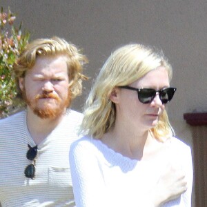 Exclusif - Kirsten Dunst se promène et embrasse son nouveau compagnon Jesse Plemons dans les rues de Studio City. Le 29 mai 2016