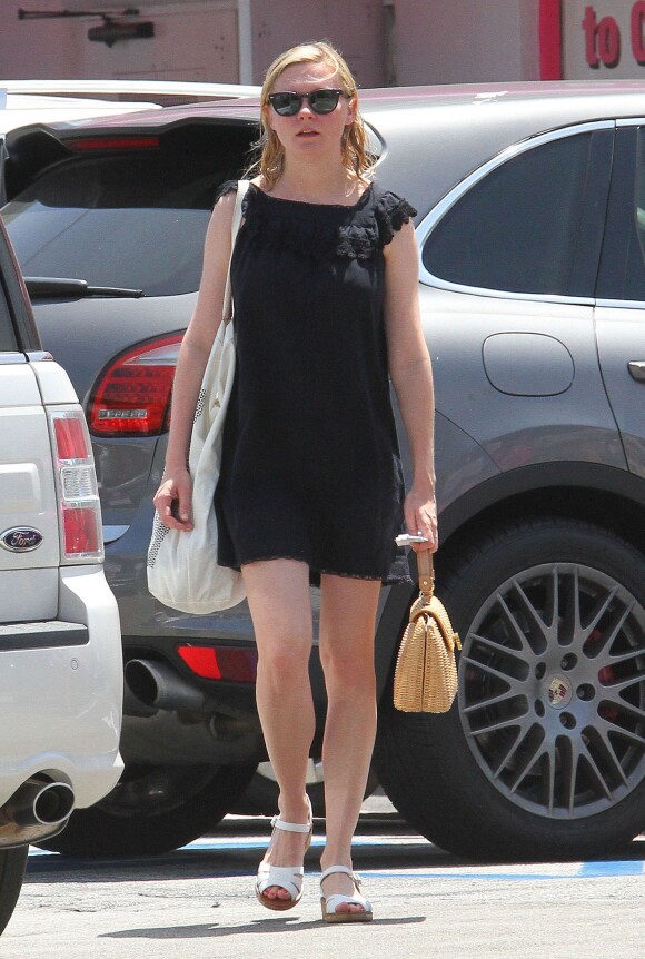Kirsten Dunst se promène et retire de l'argent au distributeur d'une banque à Los Angeles, le 3 juin 2016  'Fargo' actress Kirsten Dunst is spotted out running errands in Los Angeles, California on June 3, 2016. Kirsten stopped by a convenience store before hitting up an ATM to get some cash. Kirsten's new boyfriend, Jesse Plemons, was not out with her during her trip03/06/2016 - Los Angeles