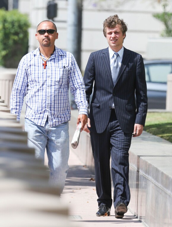 Conrad Hilton arrive au tribunal à Los Angeles avec ses parents Kathy et Rick Hilton, le 16 juin 2015.