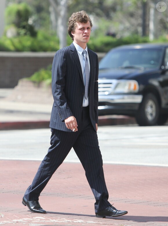 Conrad Hilton arrive au tribunal à Los Angeles avec ses parents Kathy et Rick Hilton, le 16 juin 2015.
