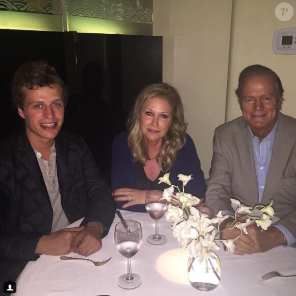 Conrad Hilton entouré de ses parents Kathy et Richard en 2016