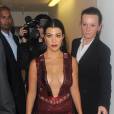 Kourtney Kardashian quitte son hôtel de Londres pour se rendre aux Glamour Women of the Year Awards" le 7 juin 2016.