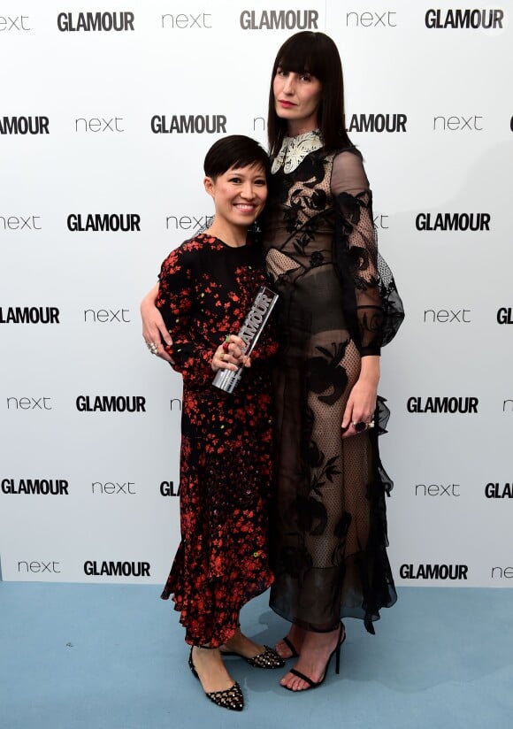 Erin O'Connor et Sandra Choi (créatrice d'accessoires de l'année) assistent aux Glamour Women of the Year Awards aux Berkeley Square Gardens. Londres, le 7 juin 2016.