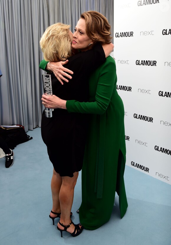 Sigourney Weaver et Jennifer Saunders assistent aux Glamour Women of the Year Awards aux Berkeley Square Gardens. Londres, le 7 juin 2016.
