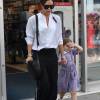 Exclusif -  Victoria Beckham fait du shopping avec sa fille Harper Beckham dans le quartier de Notting Hill à Londres. Le 13 mai 2016