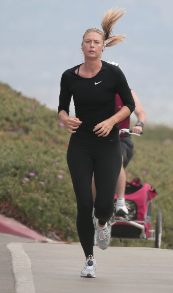 Exclusif - Maria Sharapova s'entraine avec son préparateur physique, sur la plage à Los Angeles, le 1er juin 2016. © CPA/Bestimage