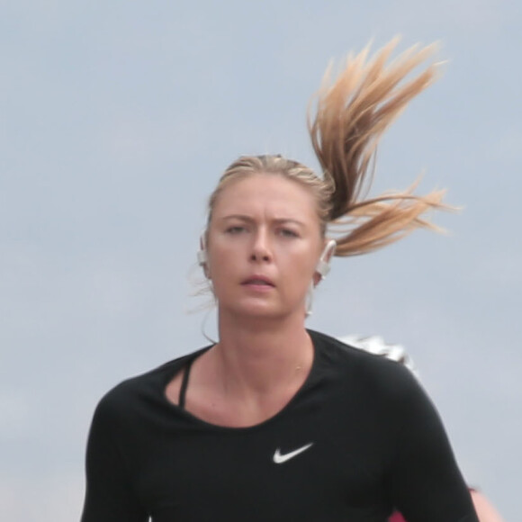 Exclusif - Maria Sharapova s'entraine avec son préparateur physique, sur la plage à Los Angeles, le 1er juin 2016. © CPA/Bestimage