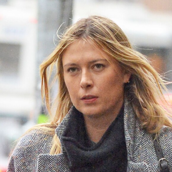 Exclusif - La tenniswoman Maria Sharapova suspendue pour dopage se promène sous la pluie avec une amie à New York le 1er mai 2016.