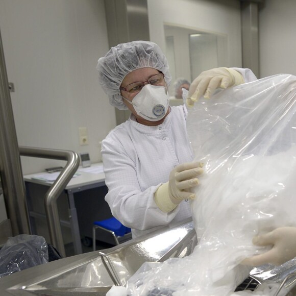 Exclusif - Fabrication du Meldonium au laboratoire Grindex à Riga en Lettonie le 27 avril 2016.