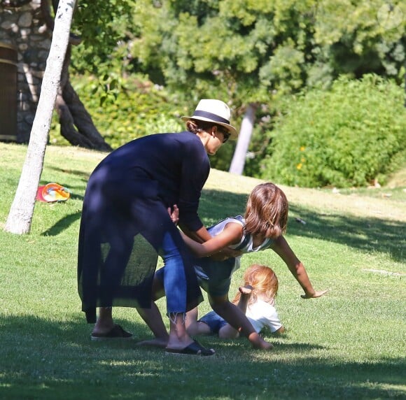 Exclusif - Jessica Alba s'amuse au parc avec ses filles Honor et Haven à Beverly Hills, le 3 juin 2016