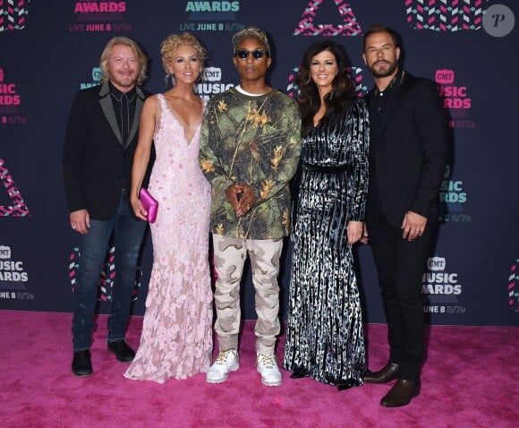 Pharrell Williams et Little Big Town à la soirée CMT Music Awards à Bridgestone Arena à Nashville, le 8 juin 2016