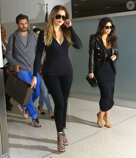 Les soeurs Kardashian, Kim, Khloe et Kourtney arrivent à l'aéroport de Miami avec Scott Disick, le 11 mars 2014.