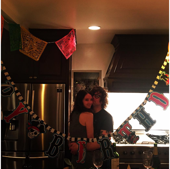 Ryan Adams, l'ex-mari de Mandy Moore a publié une photo avec sa nouvelle chérie, Megan Butterworth, sur sa page Instagram au mois d'avril 2016. 