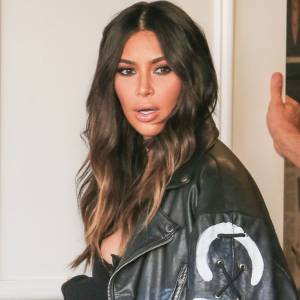 Kim Kardashian à la sortie du centre de dermatologie Epione à Beverly Hills, le 17 mars 2016.