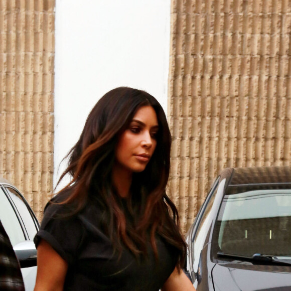 Kim Kardashian et Jonathan Cheban à la sortie d'un centre de cosmétique à Beverly Hills, le 10 mars 2016