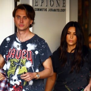 Kim Kardashian et Jonathan Cheban à la sortie d'un centre de cosmétique à Beverly Hills, le 10 mars 2016