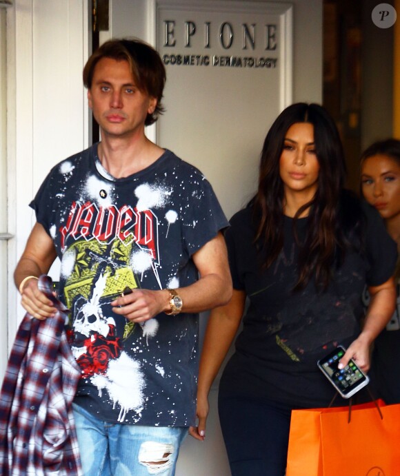 Kim Kardashian et Jonathan Cheban à la sortie d'un centre de cosmétique à Beverly Hills, le 10 mars 2016