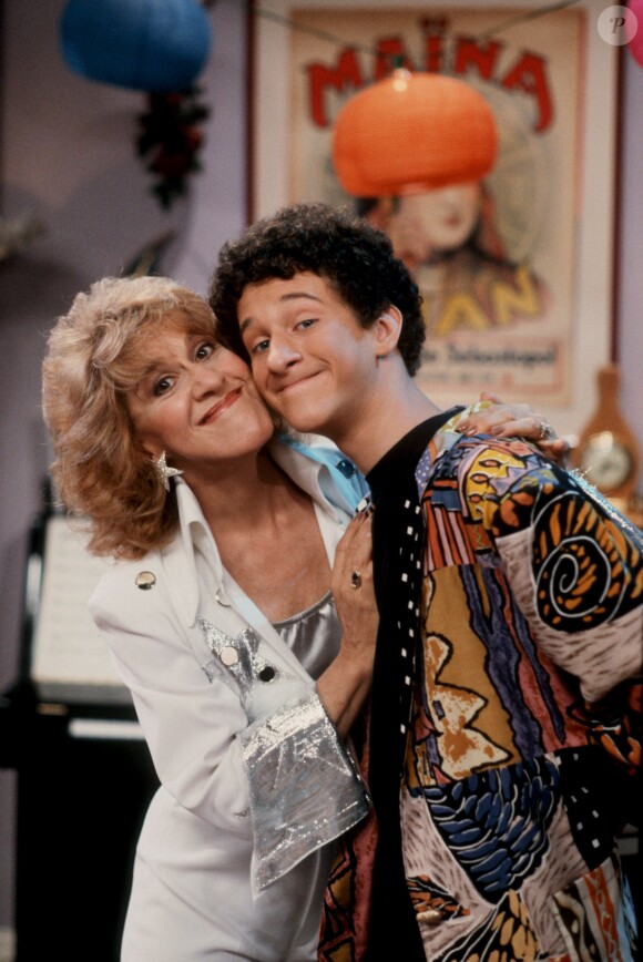 Image de promotion de la série " Sauvés par le gong" avec Dustin Diamond et Ruth Buzzi dans les années 90
 