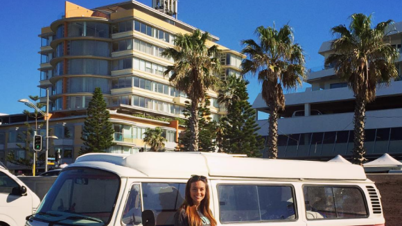 Marine Lorphelin en vacances : Sublime en minishort sous l'oeil de son chéri