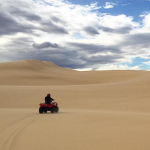 Marine Lorphelin en vacances avec son chéri en Australie, juin 2016. Le couple a fait du quad dans les dunes.