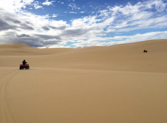 Marine Lorphelin en vacances avec son chéri en Australie, juin 2016. Le couple a fait du quad dans les dunes.