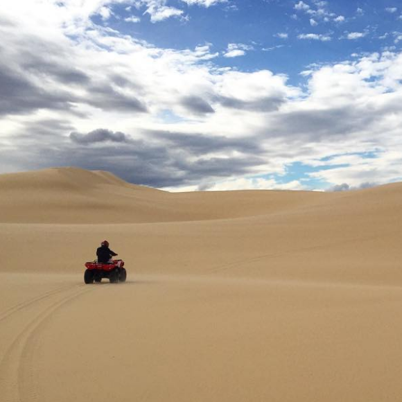 Marine Lorphelin en vacances avec son chéri en Australie, juin 2016. Le couple a fait du quad dans les dunes.