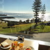 Marine Lorphelin en vacances avec son chéri en Australie, juin 2016. Petit déjeuner avec vue sur l'océan.