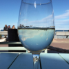 Marine Lorphelin en vacances avec son chéri en Australie, juin 2016. Petit verre de vin blanc avec vue sur l'océan.