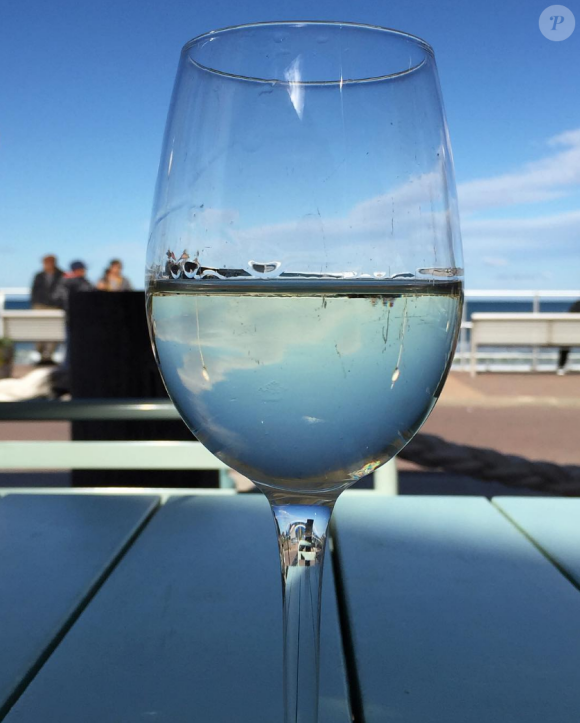 Marine Lorphelin en vacances avec son chéri en Australie, juin 2016. Petit verre de vin blanc avec vue sur l'océan.