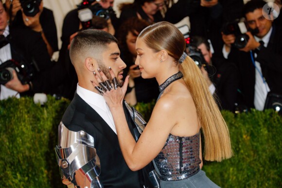 Gigi Hadid et son compagnon Zayn Malik - Soirée Costume Institute Benefit Gala 2016 (Met Ball) sur le thème de "Manus x Machina" au Metropolitan Museum of Art à New York, le 2 mai 2016. © Charles Guerin/Bestimage  People attending the "Manus x Machina: Fashion In An Age Of Technology" Costume Institute Gala at Metropolitan Museum of Art on May 2, 2016 in New York City.02/05/2016 - New York