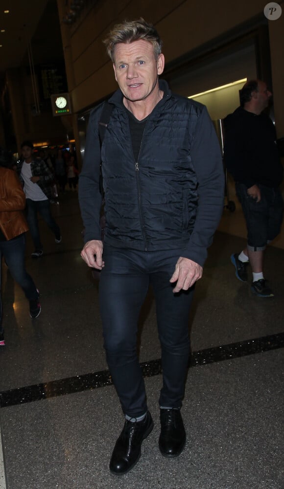 Gordon Ramsay et sa femme Tana Ramsay arrivent à l'aéroport de LAX à Los Angeles, le 10 décembre 2015.
