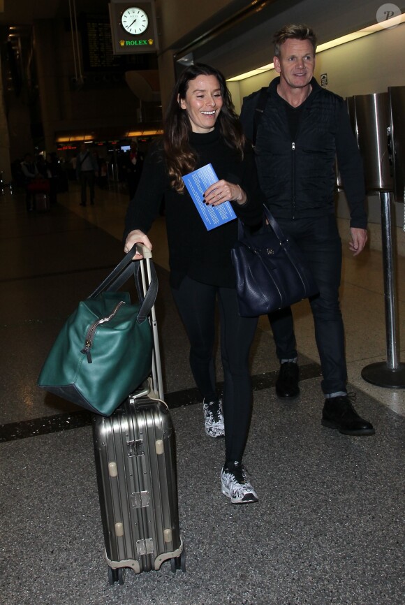 Gordon Ramsay et sa femme Tana Ramsay arrivent à l'aéroport de LAX à Los Angeles, le 10 décembre 2015.