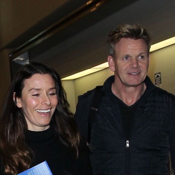 Gordon Ramsay et sa femme Tana Ramsay arrivent à l'aéroport de LAX à Los Angeles, le 10 décembre 2015.