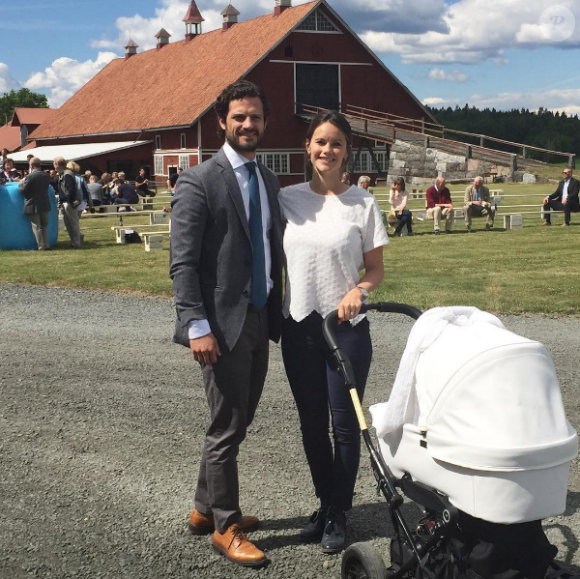 Le prince Carl Philip de Suède, la princesse Sofia et le prince Alexander en poussette lors de la journée de Stenhammar, photo Instagram de la cour suédoise le 13 juin 2016.