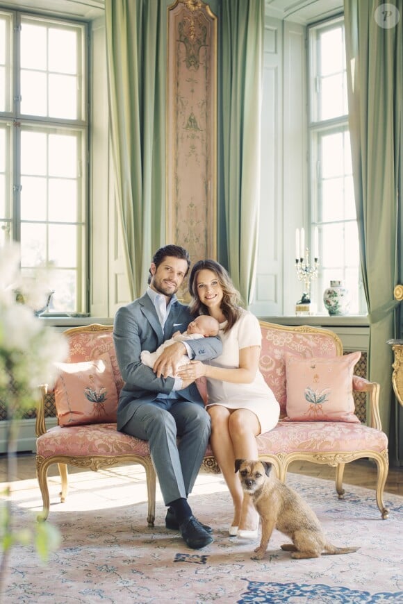 Le prince Carl Philip de Suède et la princesse Sofia avec leur fils le prince Alexander, photographiés par Erika Gerdemark après sa naissance le 19 avril 2016.