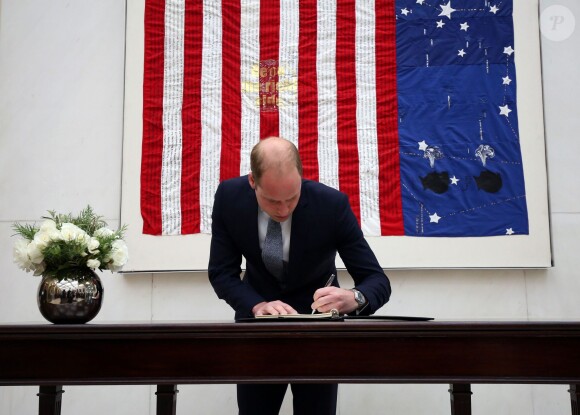Le prince William à l'ambassade des Etats-Unis, à Londres, pour signer le livre de condoléances en hommages aux victimes de l'attentat d'Orlando, le 13 juin 2016.