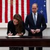 Le prince William et sa femme Kate Middleton, à l'ambassade des Etats-Unis, à Londres, pour signer le livre de condoléances en hommages aux victimes de l'attentat d'Orlando, le 13 juin 2016.