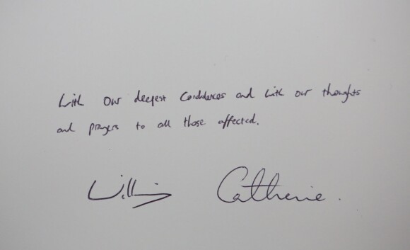 Le prince William et sa femme Kate Middleton, à l'ambassade des Etats-Unis, à Londres, pour signer le livre de condoléances en hommages aux victimes de l'attentat d'Orlando, le 13 juin 2016.  Ici leur mot commun