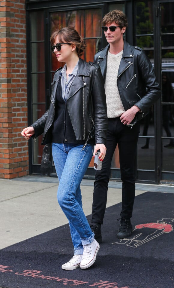 Dakota Johnson et son compagnon Matthew Hitt se promènent en amoureux dans les rues de New York. Le 3 mai 2016