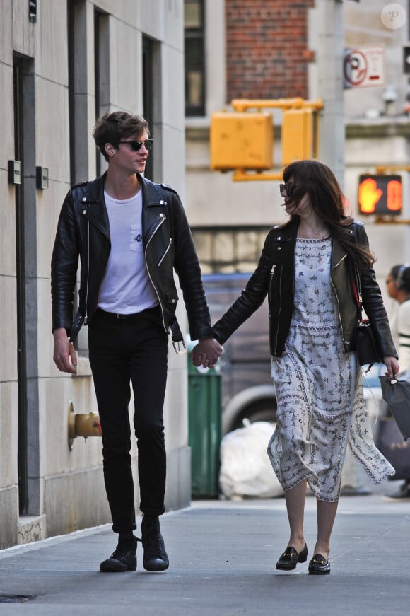 Dakota Johnson avec son petit ami Matthew Hitt dans les rues de Vancouver. Le 30 avril 2016
