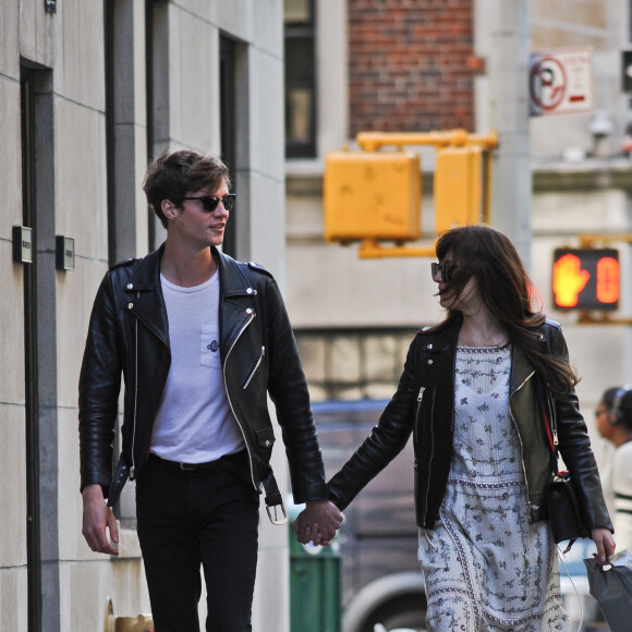 Dakota Johnson avec son petit ami Matthew Hitt dans les rues de Vancouver. Le 30 avril 2016