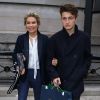 Yolanda Foster et son fils Anwar Hadid à la sortie du défilé Tommy Hilfiger pendant la fashion week de New York le 15 février 2016.