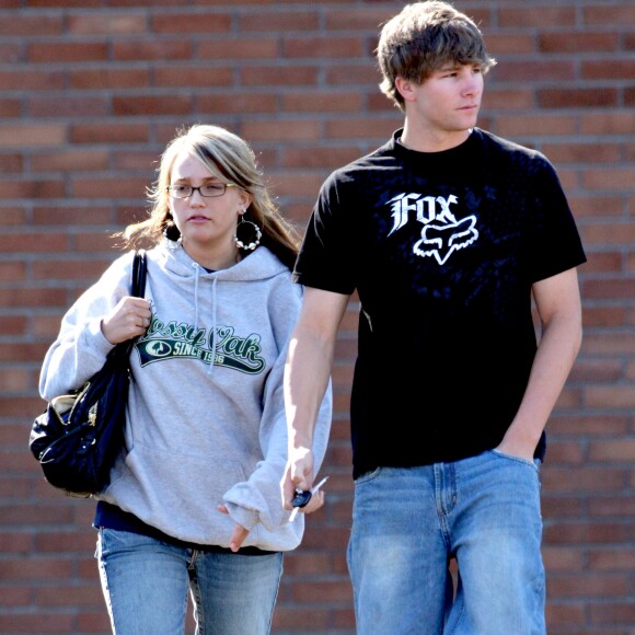 Exclusif - Jamie Lynn Spears enceinte de son ami Casey Aldridge dans les rues de Los Angeles, le 8 février 2008