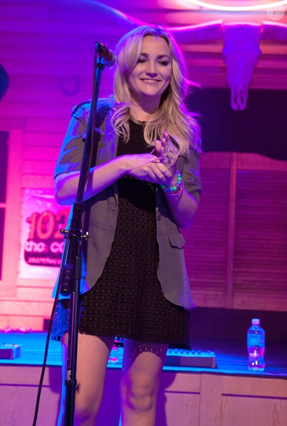 Jamie Lynn Spears donne un concert au Gilley's Saloon, à l'hôtel Treasure Island à Las Vegas, le 15 juillet 2014.