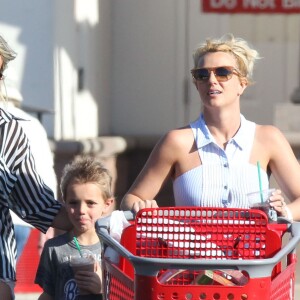 Britney Spears, accompagnee de sa soeur Jamie Lynn Spears, emmene ses enfants Sean et Jayden faire des courses a Thousand Oaks, le 25 novembre 2012.