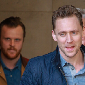 Tom Hiddleston arrive aux studios de "BBC Radio 1" à Londres, le 6 mai 2016.