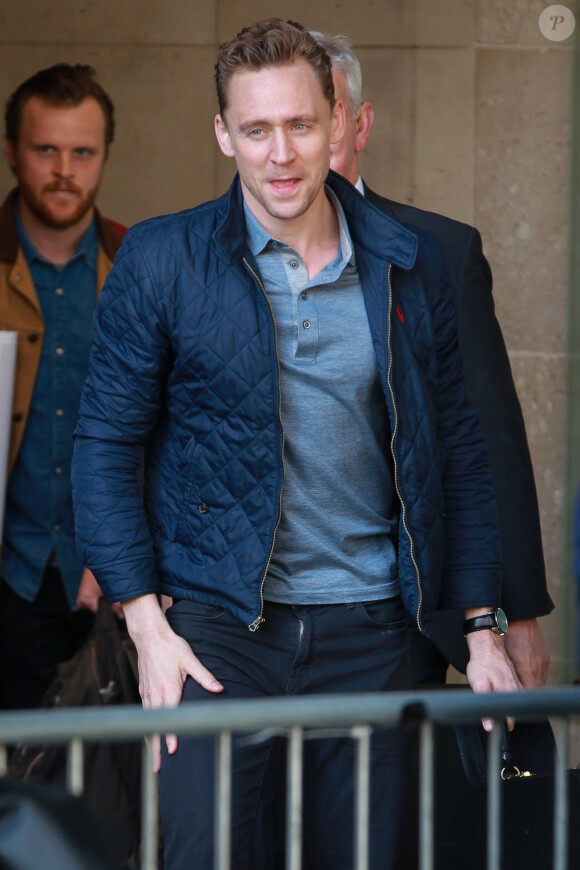 Tom Hiddleston arrive aux studios de "BBC Radio 1" à Londres, le 6 mai 2016.
