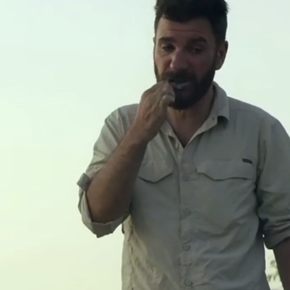 Michaël Youn dans l'émission "À l'état sauvage", diffusée le 28 juin sur M6. Il a parcouru 150 kilomètres en Namibie aux côtés de l'aventurier Mike Horn.