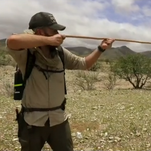 Michaël Youn dans l'émission "À l'état sauvage", diffusée le 28 juin sur M6. Il a parcouru 150 kilomètres en Namibie aux côtés de l'aventurier Mike Horn.